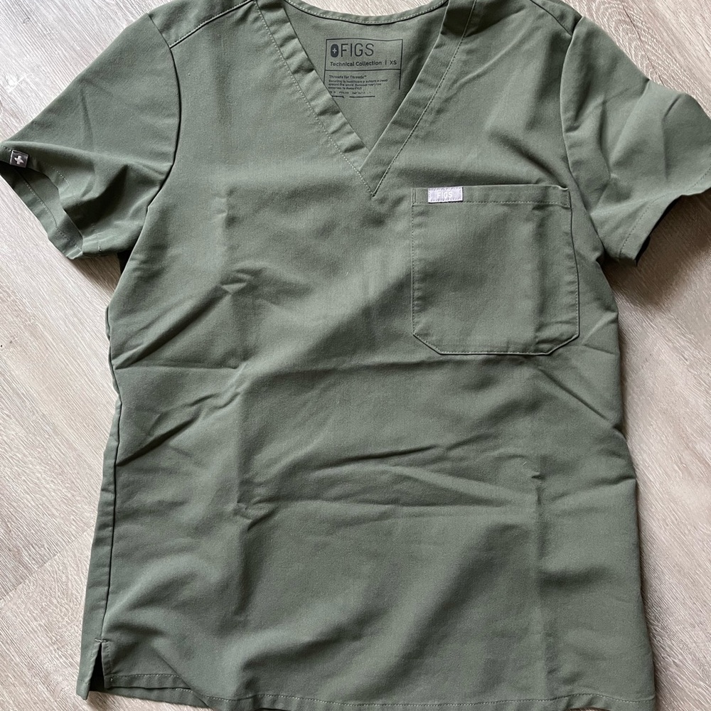 FIGS Catarina one pocket scrub top in moss / sz xs
